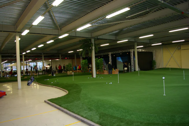 Albuquerque Indoor putting green in open commercial space