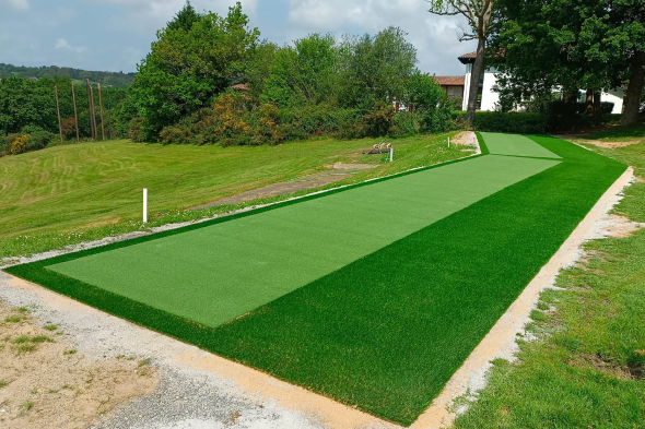 Albuquerque Outdoor tee line consisting of one continuous green synthetic grass strip surrounded by trees